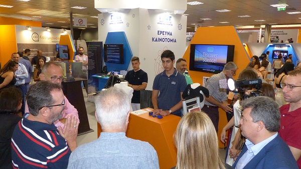 Photo from https://www.voria.gr/article/deth-i-dio-mathites-pou-entiposiasan-tsipra-ke-gavroglou